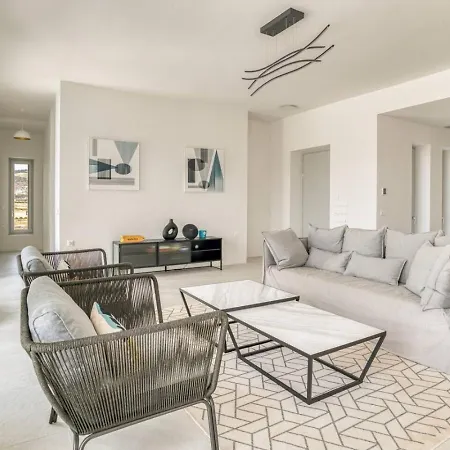 Tiga - Spacious Getaway Villa
